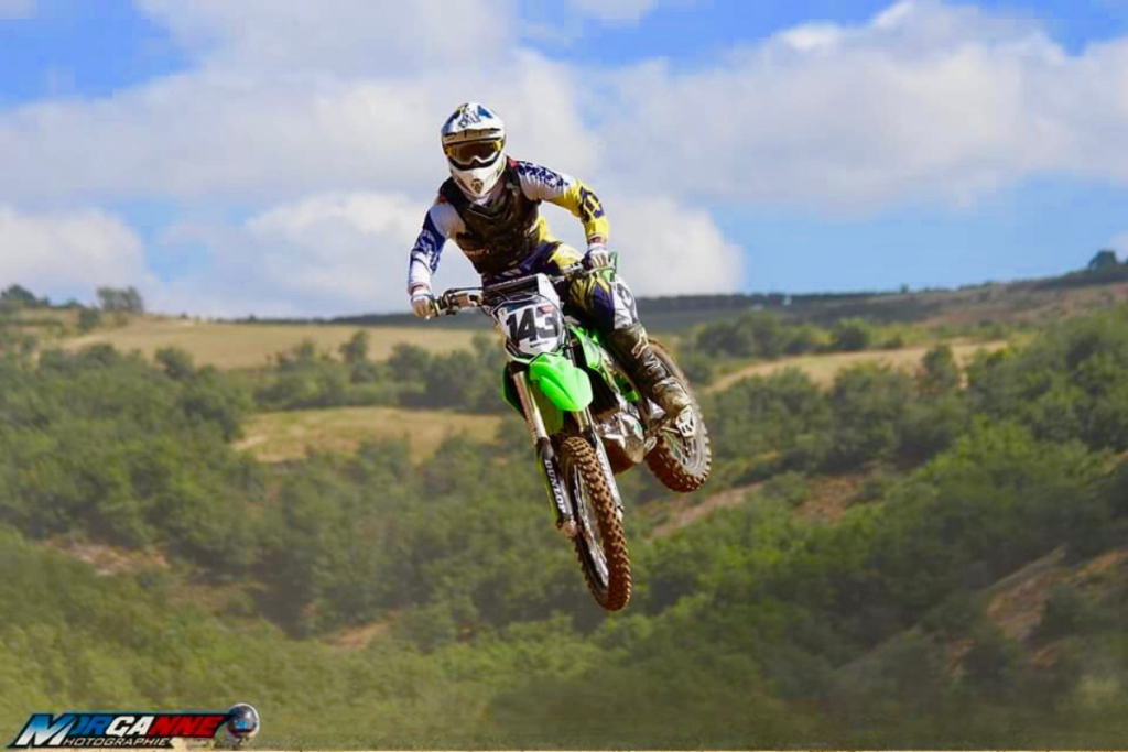 expert moto lionel faure sur une moto de cross en plein saut